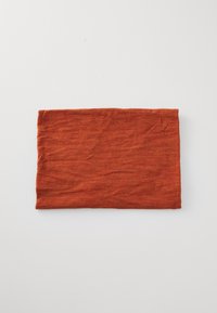 Rectangle en tissu rouge avec une texture douce, présentant un motif chiné subtil. Les bords sont soigneusement repliés sans matériel ni accents visibles.