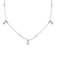 Collier en argent avec une chaîne délicate présentant quatre pendentifs en forme de goutte et des perles rondes, réfléchissant la lumière, avec une finition polie.