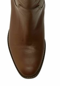 Bruine leren laars met een ronde neus, zichtbare stiksels langs de rand van de zool en lichte plooien op het bovenoppervlak.