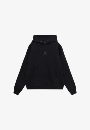 Sudadera con capucha negra de tejido suave, con bolsillo canguro, capucha ajustable con cordón y logo minimalista en la parte frontal.
