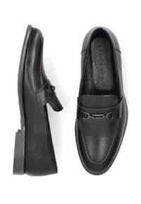 Czarne skórzane loafersy o gładkiej fakturze, z haftem w stylu mokasynów oraz dekoracyjnym metalowym łańcuchem na wierzchu.
