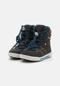 Zwarte en grijze wandelschoenen met een geweven stof bovenkant, teal veters, rubberen zool, oranje accenten en ronde togglesluitingen.