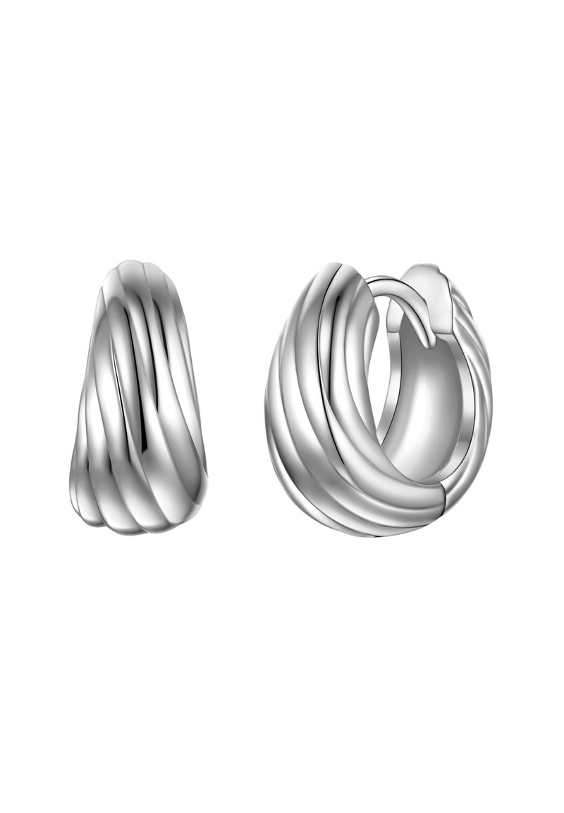 Pendientes de aro de plata con un diseño retorcido, que presentan superficies lisas y reflectantes, además de un cierre de bisagra sin costuras.