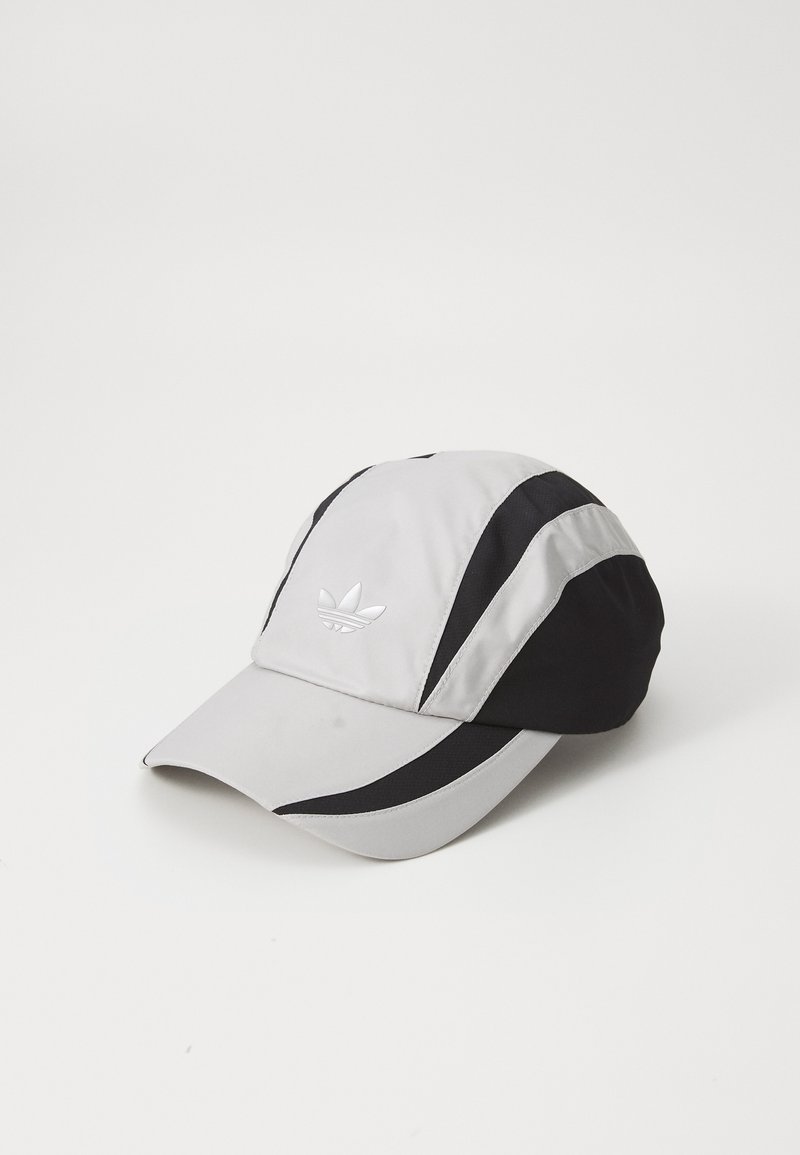Grå og svart sportshatt med buet brem, laget av glatt stoff, med en hvit brodert logo på forsiden og stripet design.