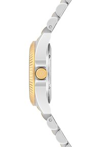 Reloj en tonos plateado y dorado con un bisel estriado. Presenta una caja redonda, una corona prominente y una pulsera de metal pulido.