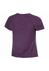Camiseta atlética de manga corta en color púrpura con un patrón geométrico texturizado, cuello redondo y tejido suave. La vista trasera muestra un diseño sin costuras.
