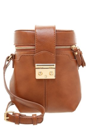 Kleine bruine leren crossbodytas met goudkleurige sluiting, ritssluiting, verstelbare riem en tassel ritstrekkertje.