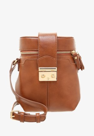 Bolso pequeño de cuero marrón para llevar cruzado, con cierre de candado de tono dorado, cierre con cremallera, correa ajustable y tirador de cremallera con borla.