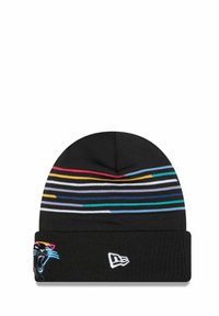 Schwarze Strickmütze mit mehrfarbigen horizontalen Streifen oben, gesticktem Panther-Logo und weißem "New Era"-Logo am Umschlag.