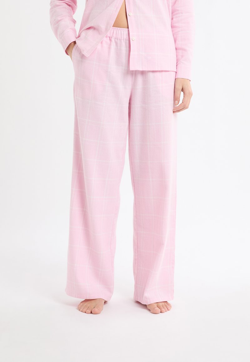 Set di pigiama rosa chiaro con motivo a quadretti, composto da una camicia con bottoni e pantaloni a gamba dritta; realizzato in tessuto morbido e confortevole.