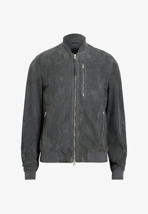 Chaqueta bomber de ante gris con un cuello de canalé, cierre de cremallera frontal y dos bolsillos laterales con cremallera. Textura suave con un acabado liso.