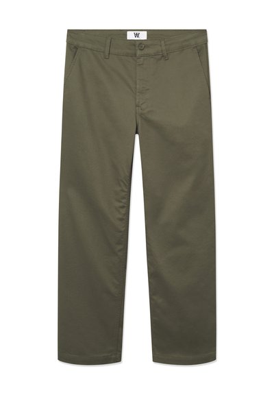Pantalons larges en coton vert olive avec une texture lisse, dotés de deux poches latérales et d'une fermeture à bouton à la taille.