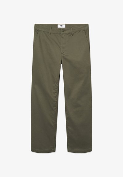 Pantalons larges en coton vert olive avec une texture lisse, dotés de deux poches latérales et d'une fermeture à bouton à la taille.