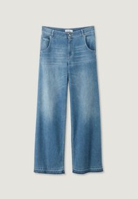Jean large bleu clair en denim, avec une taille haute, cinq poches et une fermeture à bouton à l'avant, présentant un léger délavage.