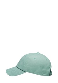 Cappellino di cotone verde chiaro con visiera curva. Presenta fori di ventilazione, una fascia posteriore per la regolazione e un logo sulla parte anteriore.