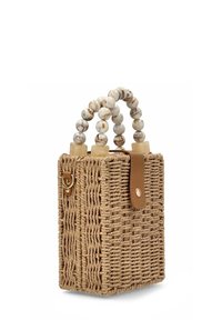 Bolso de paja trenzada con asas de cuentas en tonos crema y marrón jaspeadas, detalle de correa de cuero y forma rectangular. Textura y color neutro.
