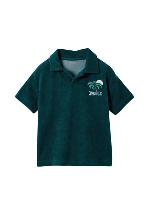 Dunkelgrünes Poloshirt mit kurzen Ärmeln und Kragen, mit einem kleinen gestickten Palmenbaum, Mond und dem Schriftzug "JUNGLE" auf der Brust.
