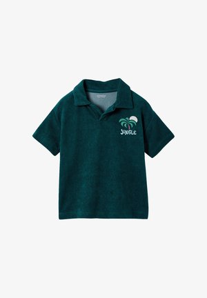 Dunkelgrünes Poloshirt mit kurzen Ärmeln und Kragen, mit einem kleinen gestickten Palmenbaum, Mond und dem Schriftzug "JUNGLE" auf der Brust.
