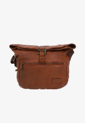 Brūna ādas ziņojumu soma ar locītu augšu, misiņa sprādzi, kā arī priekšējo rāvējslēdzēju kabatu. Strukturēta virsma un regulējams plecu siksna.