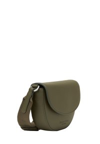 Olivgrüne Leder-Crossbody-Tasche mit einem gebogenen Klappverschluss, verstellbarem Canvas-Tragegurt und silbernen Beschlägen. Texturierte Oberfläche mit Logo-Detail.