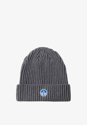 Berretto di lana grigio con texture a coste, caratterizzato da un risvolto e un piccolo logo circolare blu. Realizzato in materiale morbido ed elastico.