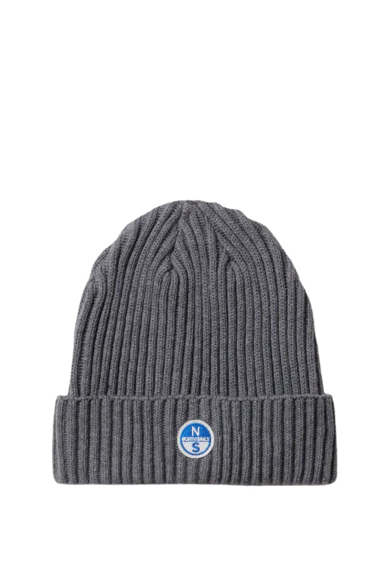 Berretto di lana grigio con texture a coste, caratterizzato da un risvolto e un piccolo logo circolare blu. Realizzato in materiale morbido ed elastico.