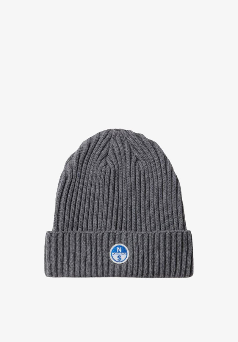 Berretto di lana grigio con texture a coste, caratterizzato da un risvolto e un piccolo logo circolare blu. Realizzato in materiale morbido ed elastico.