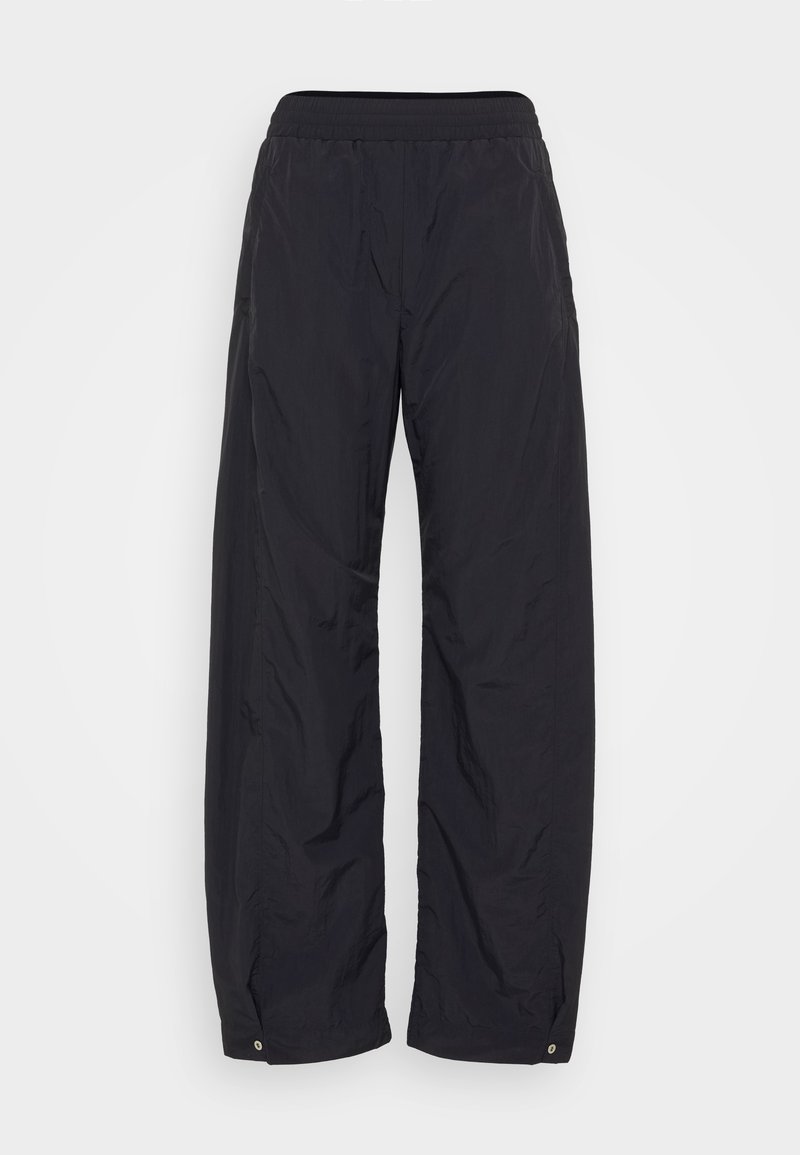 Zwarte, lichte nylonbroek met een ontspannen pasvorm. Voorzien van een elastische tailleband en drukknopen aan de onderkant voor verstelbare breedte. Gladde textuur.