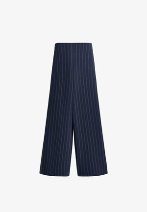 Navyblauwe wijduitlopende broek met dunne witte verticale krijtstrepen en een hoge taille, weergegeven tegen een witte achtergrond.