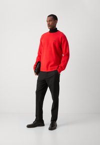 BOSS RARTIC - Džemperis - open red