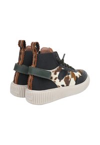 Sneaker alte in stoffa nera, con dettagli in pelle marrone e pannello in pelliccia a macchie di mucca. Presentano una cinghia verde e una suola in gomma texture.