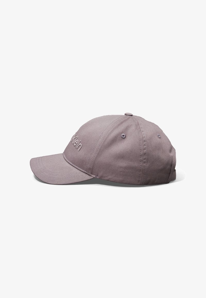 Casquette de baseball en tissu gris avec visière incurvée, œillets de ventilation et logo brodé sur le côté, vue de profil gauche.