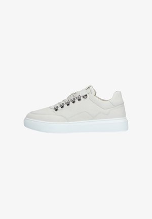 Sneakers van lichtgrijs suede met een witte rubberen zool. Voorzien van metalen oogjes voor de veters en subtiele stiksels aan de zijkanten.