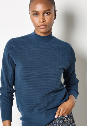 - Sweter
