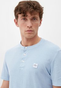 s.Oliver MIT HENLEY-AUSSCHNITT - Navadna majica - hellblau