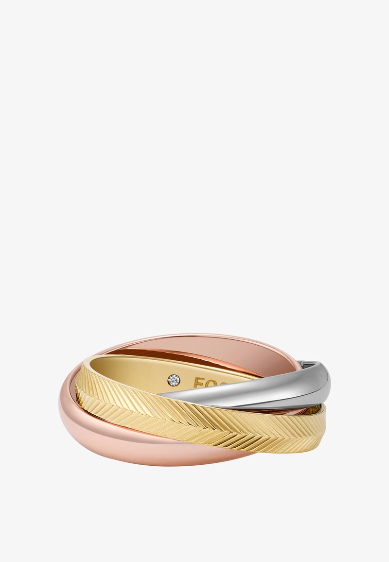 Anelli impilati in argento, oro e oro rosa. Presentano una finitura liscia, un design attorcigliato e una fascia in oro con texture e linee diagonali.