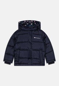Chaqueta de plumas azul marino con capucha, con un logo de Champion en el pecho, puños acanalados y un forro estampado. Diseño grueso y acolchado.