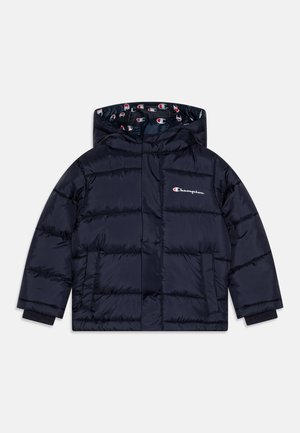 Chaqueta de plumas azul marino con capucha, con un logo de Champion en el pecho, puños acanalados y un forro estampado. Diseño grueso y acolchado.