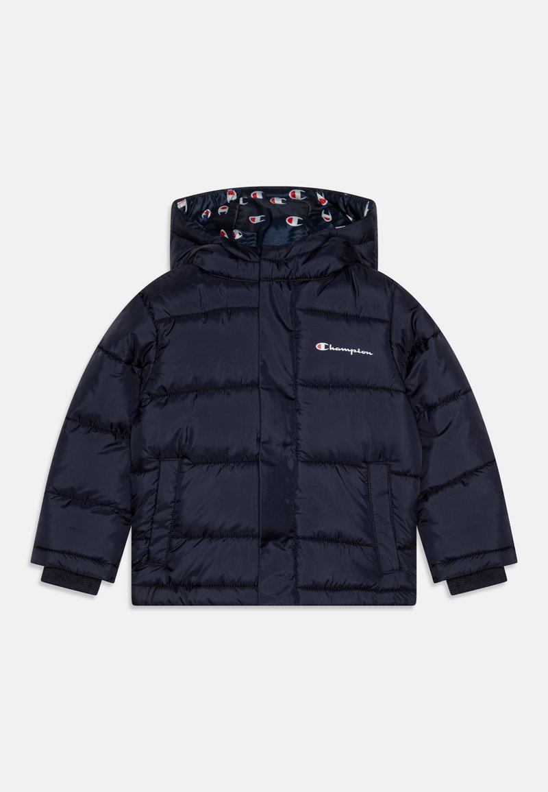 Chaqueta de plumas azul marino con capucha, con un logo de Champion en el pecho, puños acanalados y un forro estampado. Diseño grueso y acolchado.