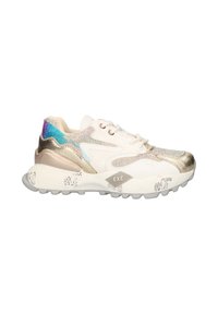 Zapatillas con una base blanca, acentos iridiscentes y dorados, materiales texturizados y una suela robusta con un detalle de logo.