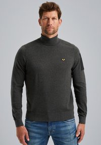 Dunkelgrauer, taillierter Rollkragenpullover aus weichem Stoff mit gerippten Bündchen und Saum; mit einem kleinen goldenen Logo auf der Brust und einem schwarzen Stoffakzent.