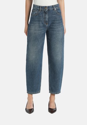 Hoge taille, rechte jeans in lichtblauwe denim. Heeft vijf zakken, oranje stiksels en een knoopsluiting. De zoom is omgeslagen.