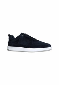 Sneakers in suede blu navy con suola in gomma bianca, chiusura con lacci e accenti grigi a contrasto. Presentano un design minimalista e punta rotonda.