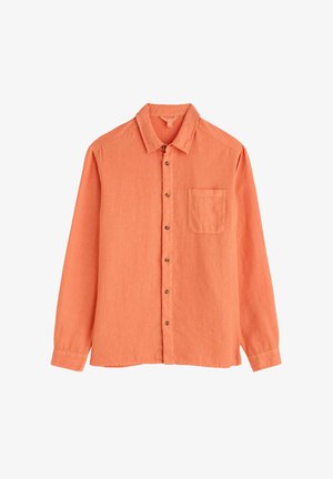 Koszula zapinana na guziki w koralowo-pomarańczowym lnie, z długimi rękawami, kieszonką na piersi oraz mosiężnymi guzikami z przodu. Teksturowana tkanina.