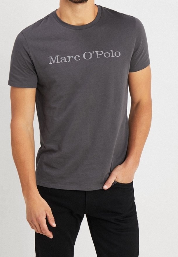 Szara bawełniana koszulka z krótkimi rękawami i okrągłym dekoltem, z nadrukowanym logo "Marc O’Polo" w jaśniejszym odcieniu szarości na klatce piersiowej.