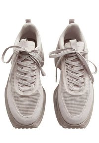 Jasnoróżowe sneakersy z siateczkową cholewką w kratkę, zamszowymi akcentami i grubą gumową podeszwą. Ustawione z rozwiązanymi sznurowadłami.