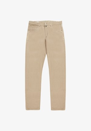 Beżowe spodnie bawełniane o prostym kroju nogawki, pięcioma kieszeniami i pojedynczym zapięciem na guzik w pasie. Gładka struktura, minimalne detale.