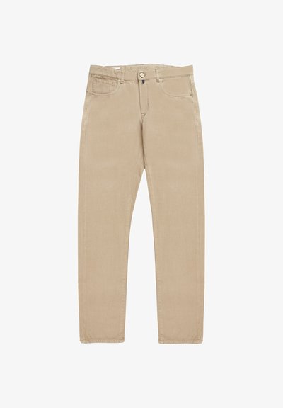 Beżowe spodnie bawełniane o prostym kroju nogawki, pięcioma kieszeniami i pojedynczym zapięciem na guzik w pasie. Gładka struktura, minimalne detale.