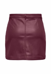 Burgundská mini sukně z jemné ekokůže s přiléhavým střihem, hladkým povrchem, předními švy a bez viditelného kování nebo zdobení.