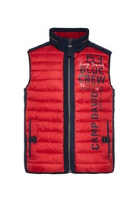 Gilet imbottito rosso con accenti blu navy, colletto alto, chiusura con zip e tasche laterali. Presenta dettagli di testo stampato e motivi sulla parte anteriore.